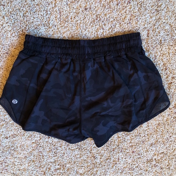 Lululemon Hotty Hot Short II 2.5” Incognito Camo Multi Grey / Black W7ATIR Sz 6 - Picture 2 of 8